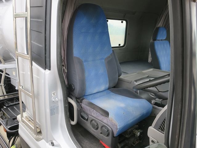 中古トラック UDトラックス粉粒体運搬車 ＃13