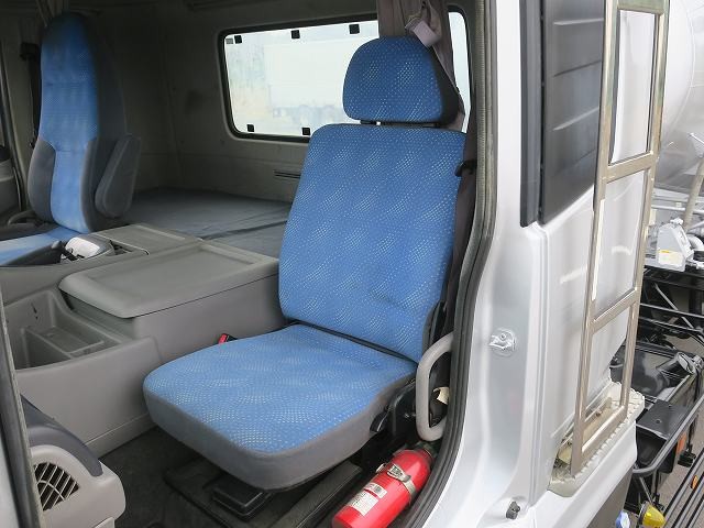 中古トラック UDトラックス粉粒体運搬車 ＃21