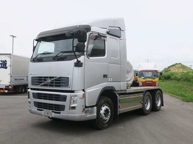 2008 Volvo Tractor Head, 5th wheel load 16t, 6x4 Tractor, 520 horsepower *Approximately 210,000km on meter! *