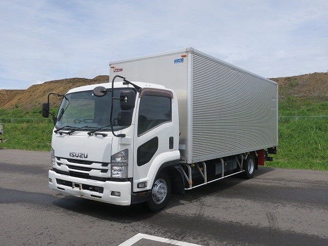 2015 Isuzu Forward Medium Aluminum Van 6200 Wide Combination Gate *Approximately 410,000km on meter*