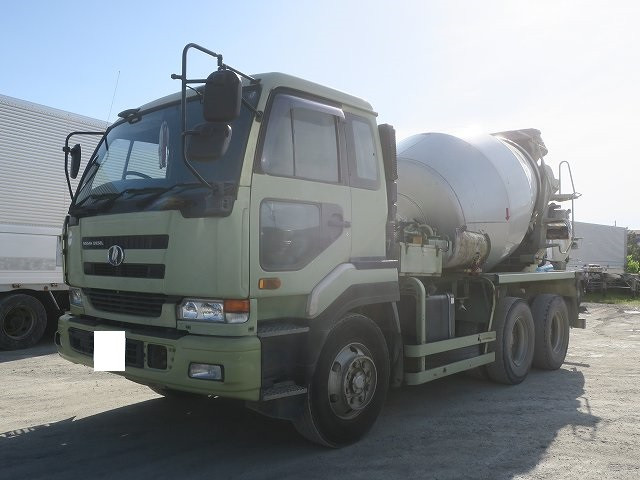 2005 UD Trucks Quon Large concrete mixer truck with 2 differentials and Kayaba drum capacity of 8.7 m3