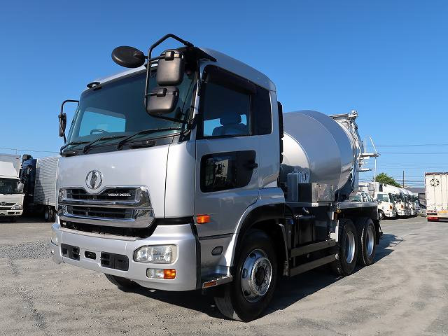 2007 model UD Trucks Quon large concrete mixer truck with 2 differentials, Shinmaywa made, drum capacity 8.7m3, hopper cover *Actual mileage on the meter: approx. 230,000km*