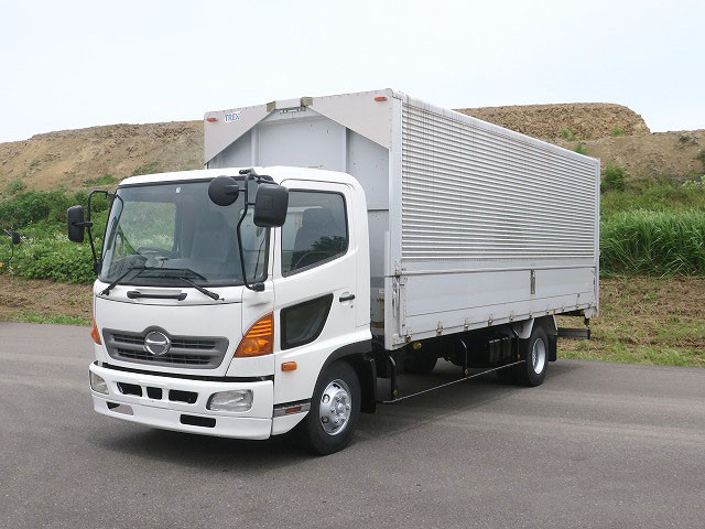 2011 Hino Ranger Medium Aluminum Wing 6200 Standard *Approximately 250,000km on meter*