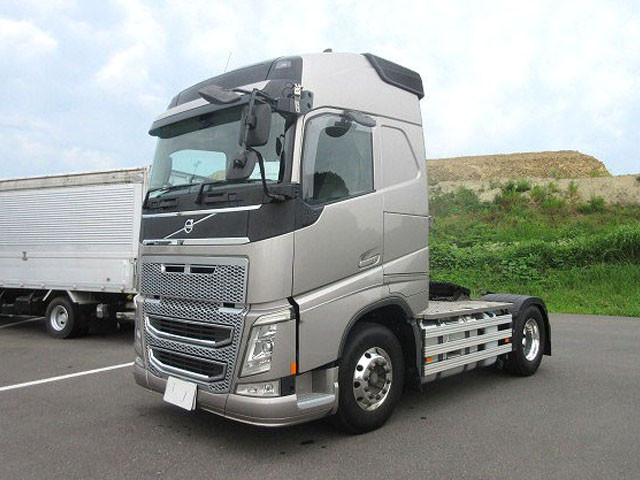 2017 Volvo (VOLVO) Tractor head, 5th wheel load 11.5t, 440 horsepower, high roof, aluminum wheels *Actual mileage on meter: approx. 390,000km/Vehicle inspection valid until December 2014*