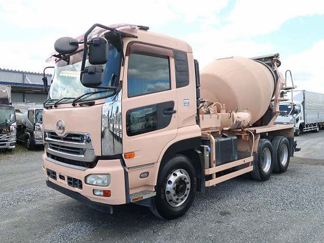 2012 UD Trucks Quon large concrete mixer truck with 2 differentials, Kayaba drum capacity 8.3m3, sub-chute, electric hopper cover, retarder, aluminum wheels *Actual mileage on meter: approx. 310,000km/R7 model with vehicle inspection valid until October*