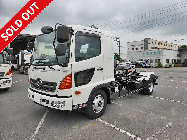 2017 model Hino Ranger medium-sized arm roll made by Shinmaywa with remote control and bed. Available for lease now!