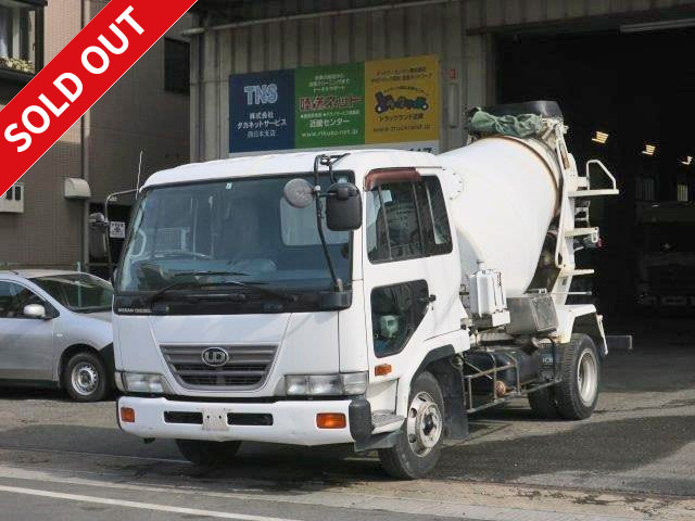 We are accepting rentals of the 2003 Nissan UD Condor medium-sized concrete mixer truck with full cab and Shinmaywa-made drum capacity of 3.4m3!