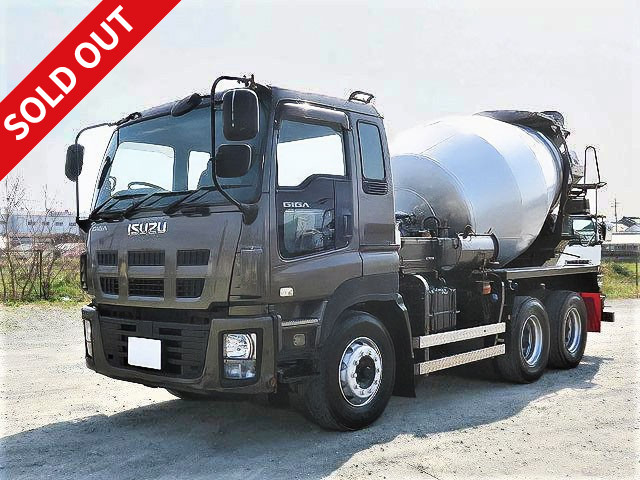 2011 Isuzu Giga large concrete mixer truck with 2 differentials, Kayaba drum capacity 8.7m3, hopper cover *Actual mileage approx. 498,000km/Inspection valid until April 2013*